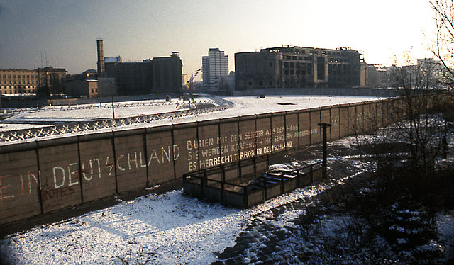 640px-Berlin_Wall_Potsdamer_Platz_November_1975_looking_east